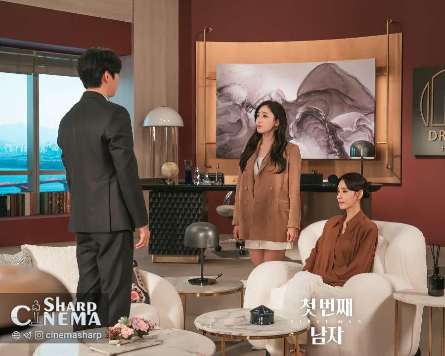 پارک گون ایل با اعتمادبه‌نفس مقابل او هیون کیونگ در First Man