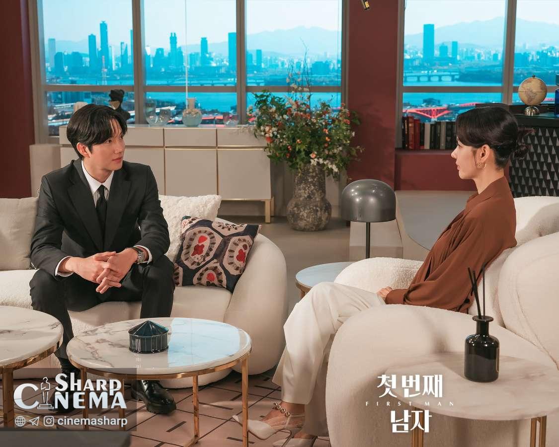 پارک گون ایل با اعتمادبه‌نفس مقابل او هیون کیونگ در First Man