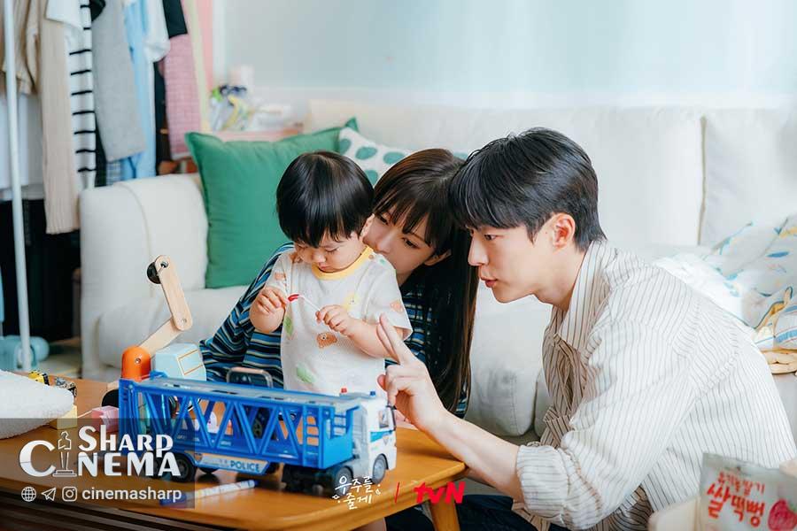 بائه این هیوک و رو جونگ اوی در کنار کودک در Our Universe