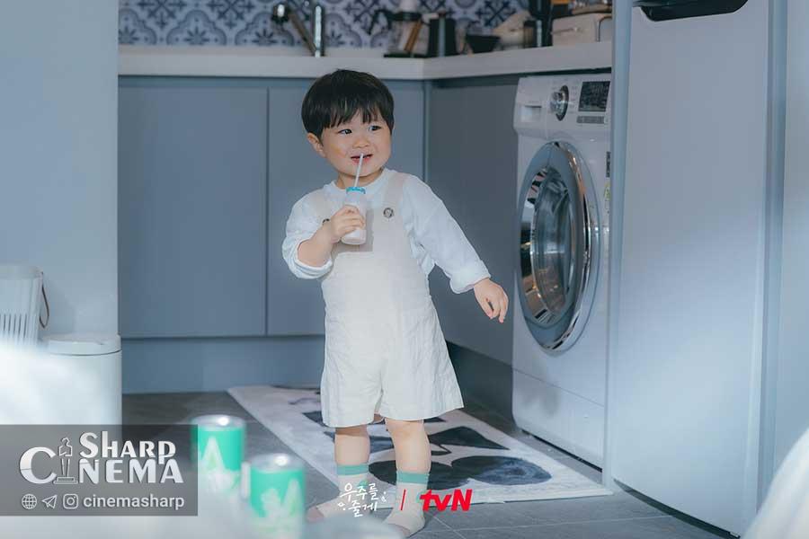 بائه این هیوک و رو جونگ اوی در کنار کودک در Our Universe