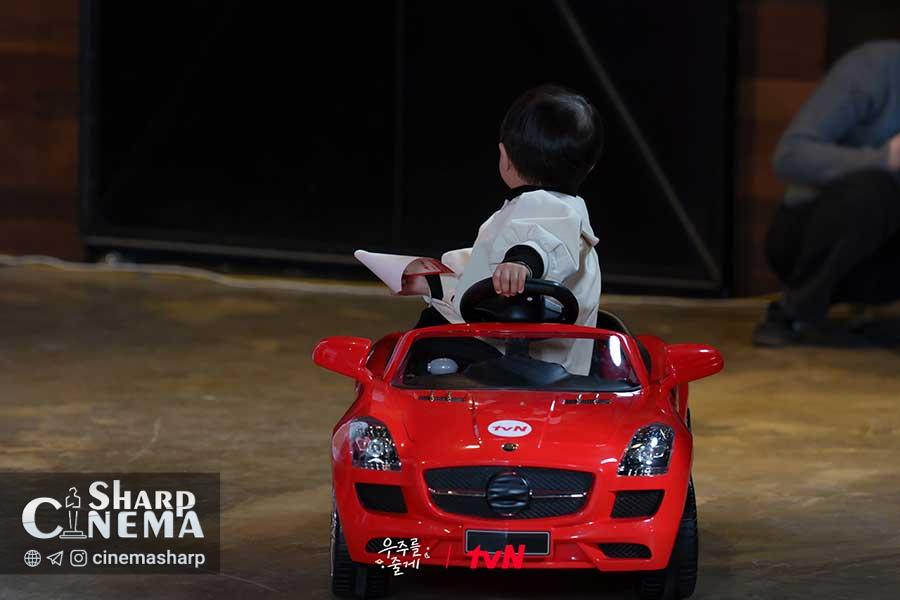 بازی صمیمانه بائه این هیوک با کودک در پشت صحنه Our Universe