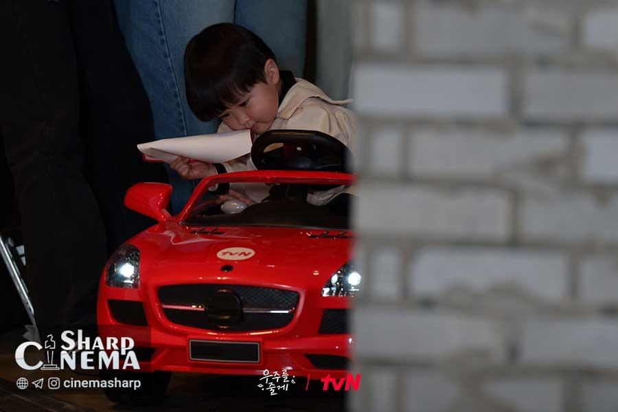 بازی صمیمانه بائه این هیوک با کودک در پشت صحنه Our Universe