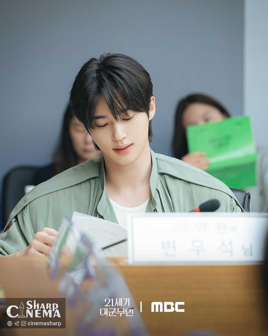 IU و بیون وو سوک شیمی فوق‌العاده در خوانش فیلمنامه "تاج کامل"