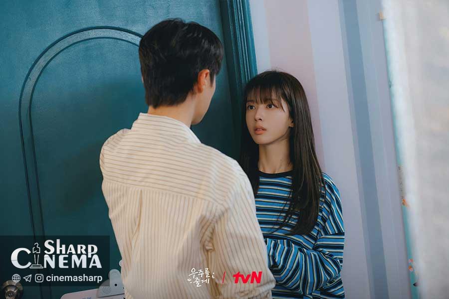 بائه این هیوک ناگهان با رو جونگ اوی همخانه می‌شود در Our Universe